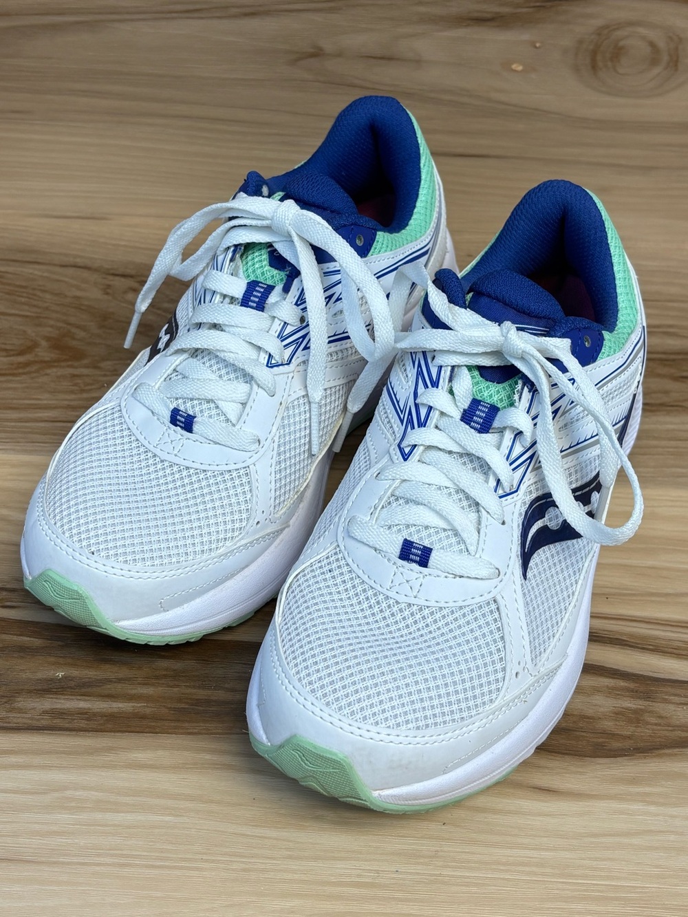 Saucony Cohesion 14 sneakers in white with navy and mint accents women’s 8.5W